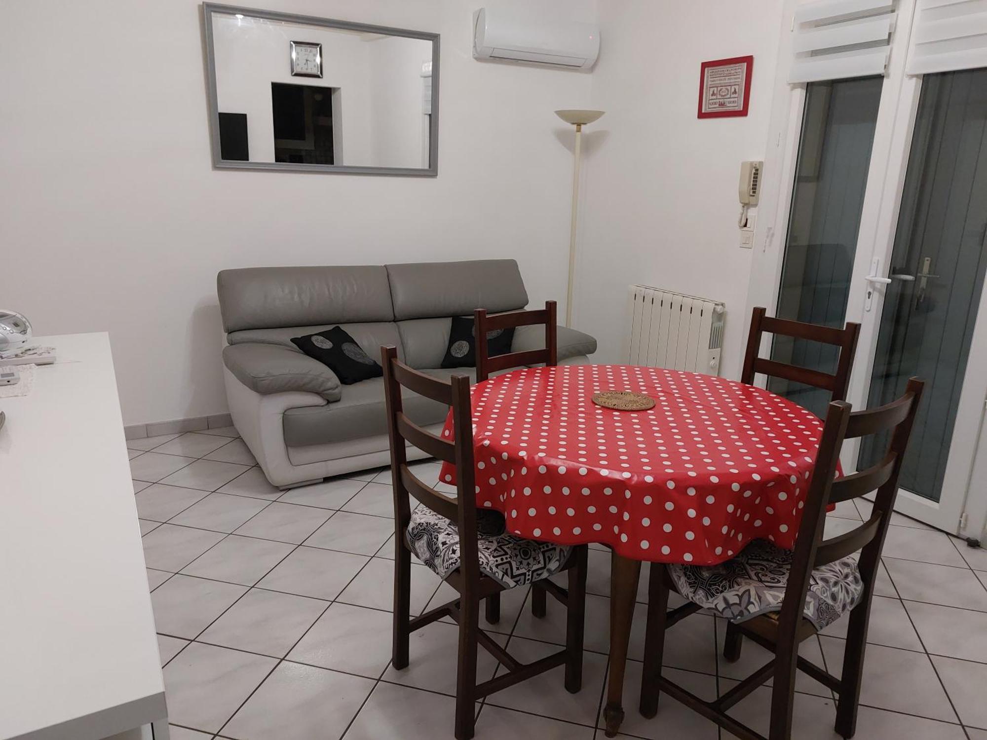 Gite Des Reguinelles Saint-Lattier Екстер'єр фото